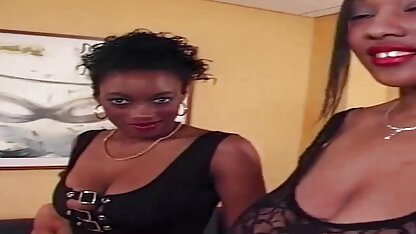 Em bé, không cởi tất khỏi chân, say mê thủ dâm ngọt ngào sec nguoi va dong vat