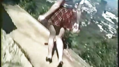 Một người phụ nữ đứng tuổi xem cận cảnh âm hộ phim sec khi dit nguoi