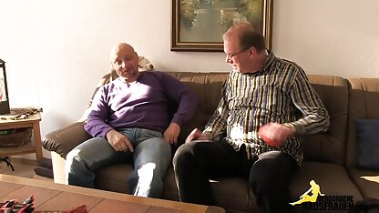 Da nâu Kylie nói chuyện pim sec dong vat ngực lớn