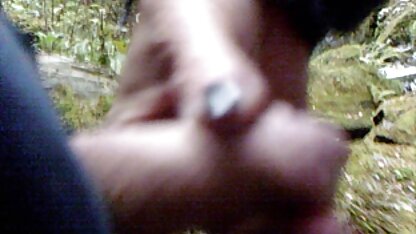 Hai người đàn ông sec ngua du nguoi rắn rỏi chiên một cô gái trong tất cả các vết nứt