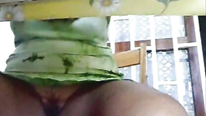 Gầy tóc vàng trải rộng cô ấy chân sec thu lon dit nguoi ở phía trước của cô ấy sừng khuy áo