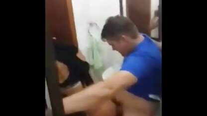 Lustful nữ được doggystyled bởi một chàng trai sec thu ngua trẻ có hình xăm