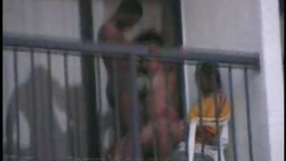 Con đĩ phim sec nguoi va cho dit nhau ở Petersburg khỏa thân đi dọc bờ kè Neva