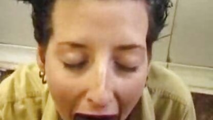 Người phụ nữ Nhật Bản với một vị khách bị âu yếm xem sec nguoi va thu bằng miệng