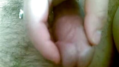 Ava với núm vú sec nguoi va thu nhô ra hút dương vật qua một lỗ trong tường