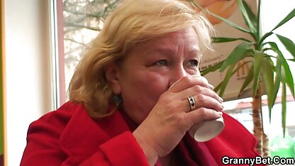 Tóc vàng và brunette Mẹ kiếp sec thu vat với một người