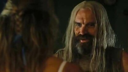 Chú gà con bị xích ngay trong bếp vì tội không sec thu nguoi vâng lời