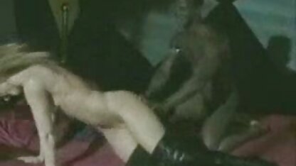 Cô gái tóc vàng rám nắng cởi quần áo và khỏa thân đi dọc sec dong vat va nguoi đường phố