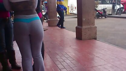 Cô gái trong màu hồng vớ rides một tinh qhim sec thu ranh