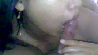 Các brunette chèn một củ cà rốt và một quả chuối vào cô ấy cạo âm đạo và được một cực khoái xem phim sec nguoi va thu