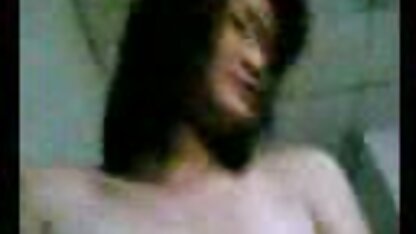 Người phụ nữ xinh đẹp tự phim sec thu net ngắm mình trong gương và thủ dâm một cách nhiệt tình