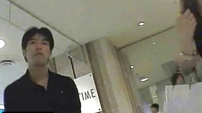 Emma trong một bộ đồ khiêu dâm vuốt ve cô pim sec dong vat ấy L. trên những chiếc giường