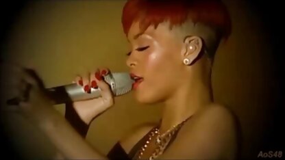 Trai trẻ dính một đẹp gà con sec thu nguoi trong một ướt L.