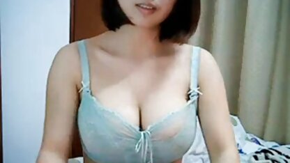 Một sinh viên đến thăm một người bạn và đụ phim sec thu hay mẹ của mình