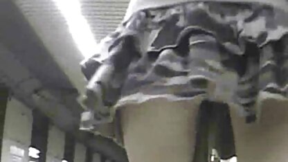 Một cô gái tóc nâu cắt tóc ngắn và có hình xăm trên âm hộ đang khỏa thân đi xuống phố chơi sec thu cho dit nguoi với một dải ruy băng xoăn