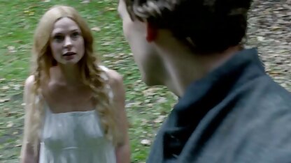 Một cô phim sec thu du nguoi gái mảnh khảnh với một âm hộ hói đầu khỏa thân đi quanh thành phố