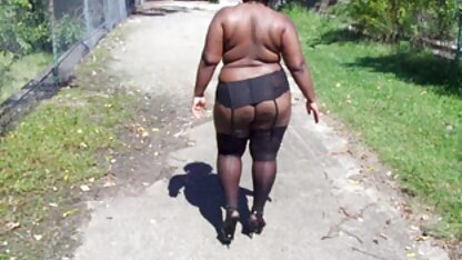 Một cô phim séc thu gái với bộ ngực lớn khỏa thân đi qua các đường phố thành phố