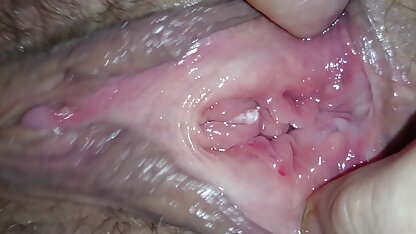 Vận động viên phim sec ngua thể dục với dải băng đỏ khoe cơ thể trước công chúng