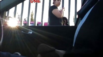 Một tuổi người phụ nữ vuốt ve cô ấy sec thu voi nguoi ướt L.