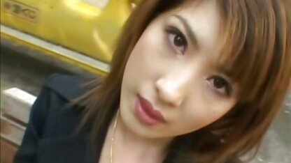 Một cô gái mặc vest mời một người bạn mới làm secthu va nguoi tình