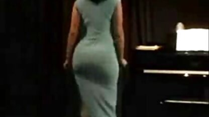 Babe trong màu hồng quần lót fucks sec cho chich nguoi tại các vật đúc