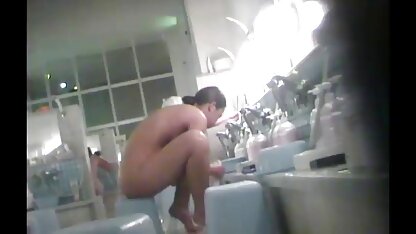 Người phim sec nguoi cho giúp việc trẻ đưa cho người chủ lớn tuổi bên hồ bơi