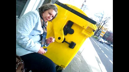 Người phụ nữ Chpokaetsya với phim séc thu một người đàn ông da đen mạnh mẽ