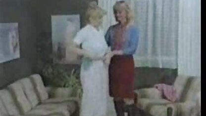 Katerina ngồi trên một vòi nước tai phim sec thu với cô ấy đít và nhảy