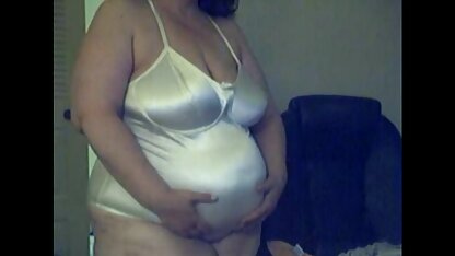 Camera giấu kín quay phim một cô gái phim sec thu vat trẻ trong phòng thay đồ