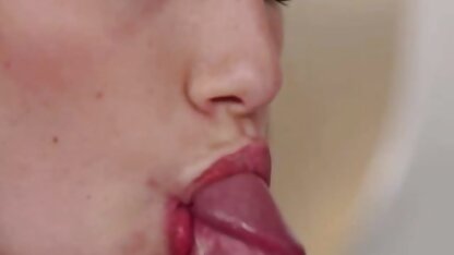 Nóng bỏng nữ ngồi xuống với âm hộ của cô phim sec người và thú ấy trên đếm của một người bạn