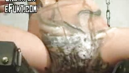 Người phụ nữ bước chân lên dương vật bị đâm thủng của nô lệ đang thống trị sec thu lon anh ta