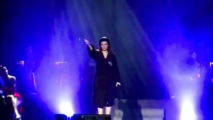 Cô gái tóc đỏ với bộ ngực nhỏ nhìn chằm chằm vào một người đàn ông phim sec thu nguoi lớn tuổi