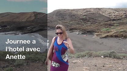 Một số người đàn ông bôi bọt cô gái tóc vàng, để sec thu va nguoi cô ấy đi trong một vòng tròn và đụ cô ấy vào tất cả các vết nứt