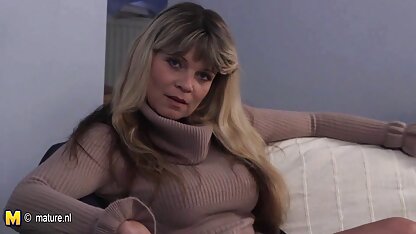 Búp bê với phẳng vắt sữa tự vuốt ve sec thu nguoi va cho mình