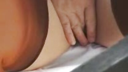 Anh ấy chọn một busty gà con trên những bãi biển video sec thu và fuck cô ấy trong phòng