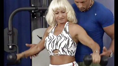 Cô gái fim sec nguoi va thu trẻ thử chiếc váy ngắn sexy