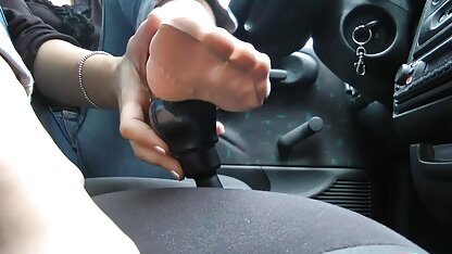 Cô gái sec thú và người có đôi mắt híp lộ rõ ​​khe hở trong cuộc trò chuyện