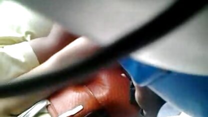 Một cô gái nhẹ nhàng hút dương vật của một người đàn ông da đen và sec thu va nguoi quan hệ tình dục