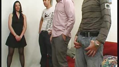 Cô gái nhẹ nhàng mơn trớn âm vật bằng máy rung và rên rỉ phim sec thu voi nguoi