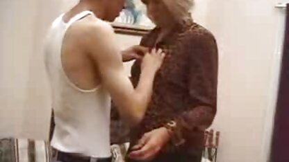 Hai người phụ nữ trẻ cho một thổi kèn cho một người đàn ông rắn phim sec nguoi voi thu