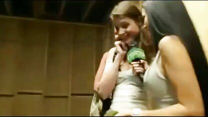 Cô thư sec nguoi va ngua ký đeo kính cận có luồng của cum trên mặt cô ấy