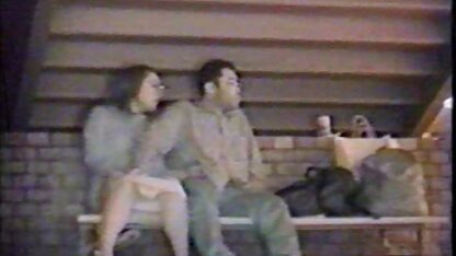 Shaved pussies của đồng tính nữ được một sec lon dit nguoi hồi hộp từ strapons