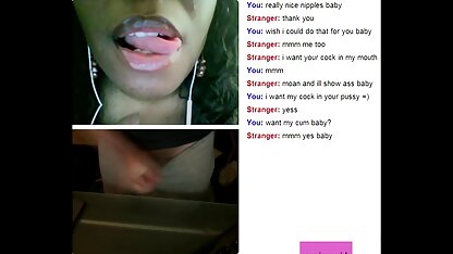 Du khách khỏa sec heo dit nguoi thân đi dạo trong công viên