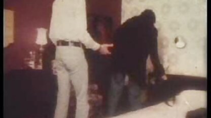 Cô gái trẻ vô độ cân nặng phim sec nguoi va khi với một người đấm bóp trên đi văng