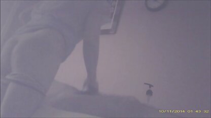 Một cô gái tóc vàng thoải mái với những hình xăm trên lưng đã cho một chàng trai cái nhìn thứ sec thú và người nhất