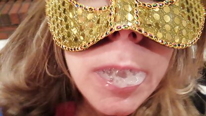 Nhỏ Elsa khéo léo cho thổi kèn trên máy sec nguoi choi thu ảnh