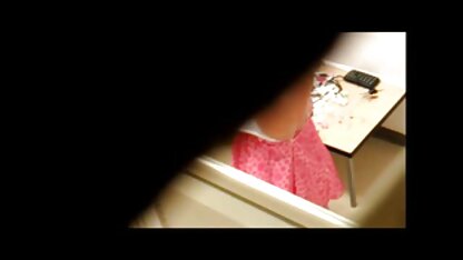 Vũ nữ thoát y phim sec thu vat tóc vàng khiêu vũ với chàng trên sân khấu và đưa anh ta