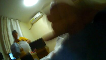 Một người hàng xóm trưởng thành đẩy một phim sec thu va nguoi cô gái tóc đỏ thắt bím