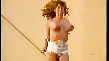 Elena pim sec thu va nguoi pounds cô ấy âm đạo với màu hồng dildo