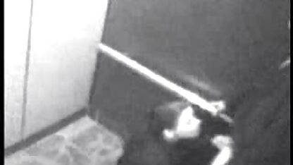 Chàng trai đóng đinh fim sec nguoi va thu cô gái trong chiếc tất lưới